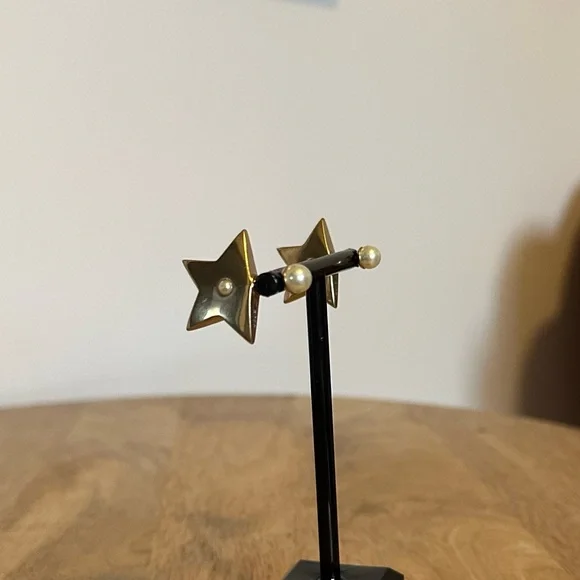 DIOR TRIBALES Star Gold Plated and White Resin Pearl Earrings - Picture 3 of 9